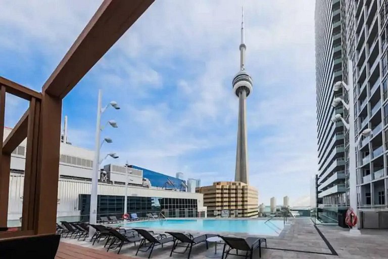 Luxe 2BR+Den Rooftop Pool Condo CN Tower/Lake View