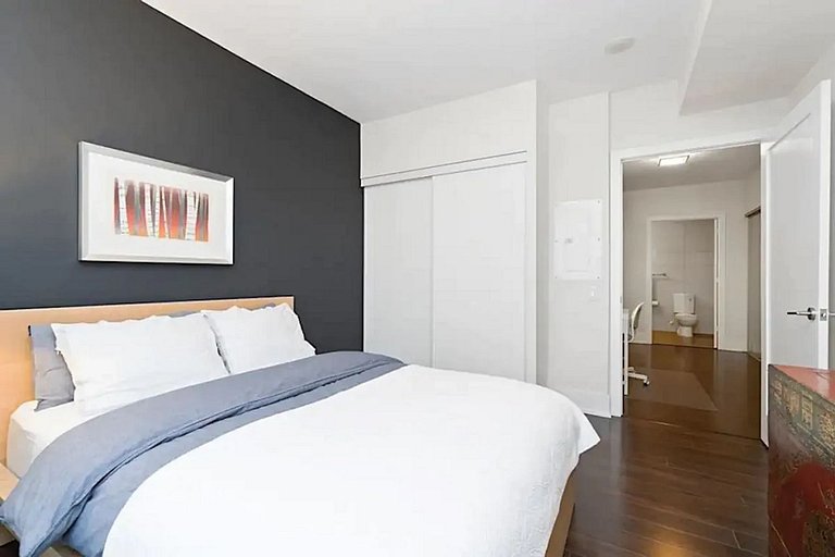 Luxe 2BR+Den Rooftop Pool Condo CN Tower/Lake View