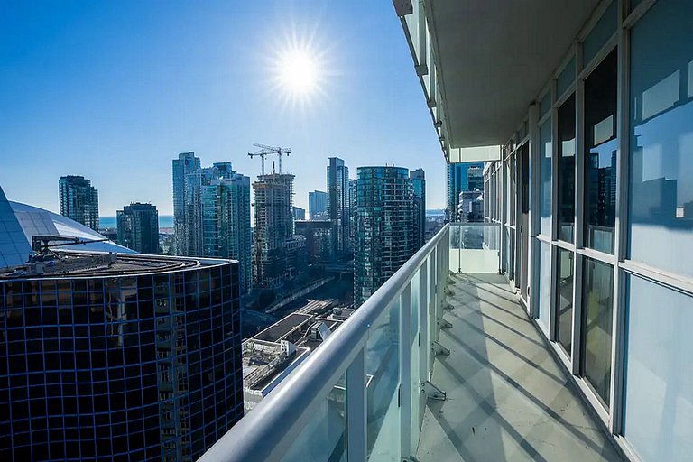 Luxe 2BR+Den Rooftop Pool Condo CN Tower/Lake View