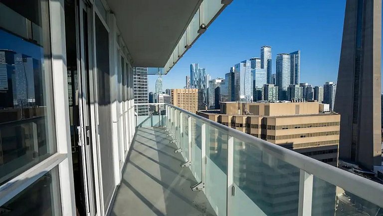 Luxe 2BR+Den Rooftop Pool Condo CN Tower/Lake View