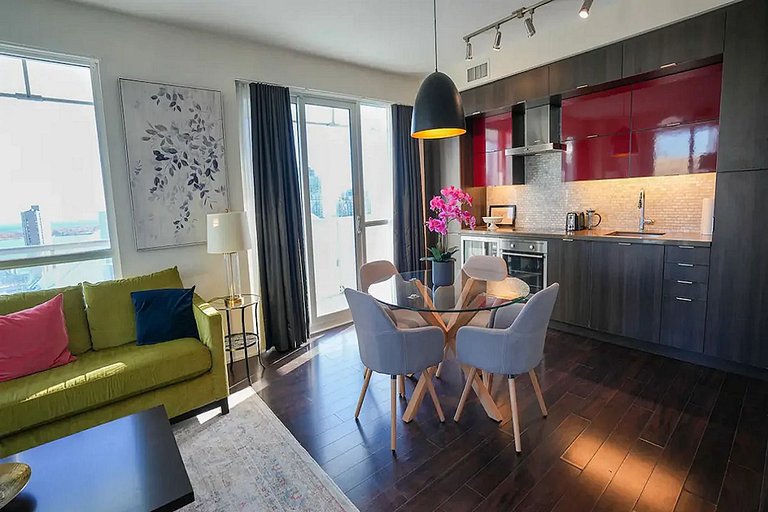 Luxe 2BR+Den Rooftop Pool Condo CN Tower/Lake View