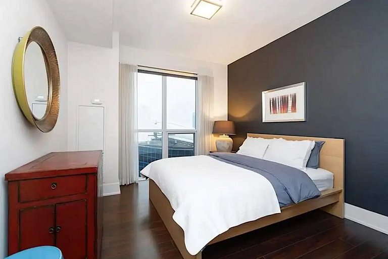 Luxe 2BR+Den Rooftop Pool Condo CN Tower/Lake View