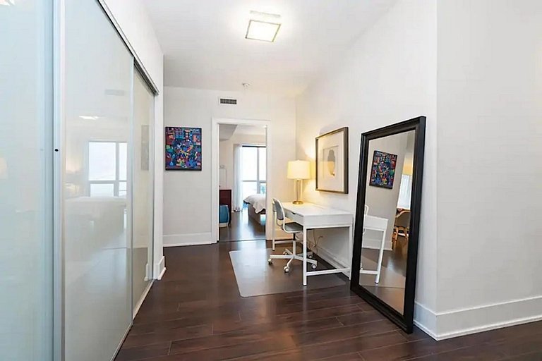 Luxe 2BR+Den Rooftop Pool Condo CN Tower/Lake View