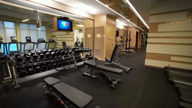 Luxe 2BR+Den Rooftop Pool Condo CN Tower/Lake View