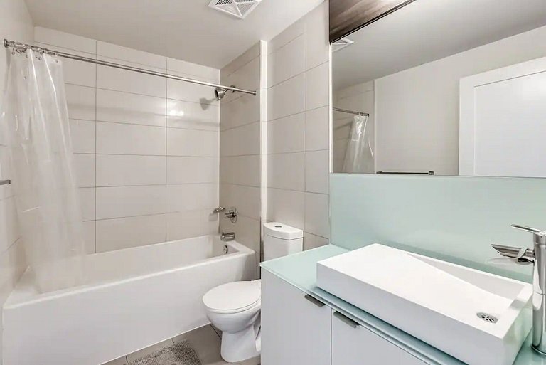 Bright Downtown Toronto Condo with Balcony