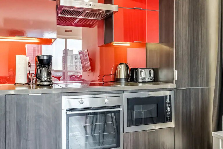 Bright Downtown Toronto Condo with Balcony