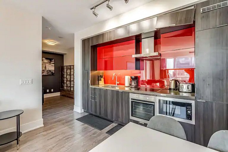 Elegant two-bedroom condo close to the CN Tower
