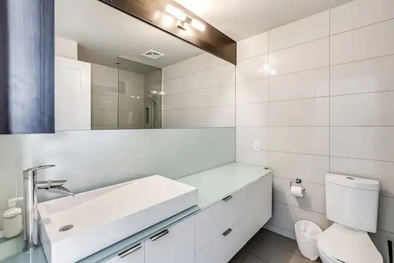 Bright Downtown Toronto Condo with Balcony