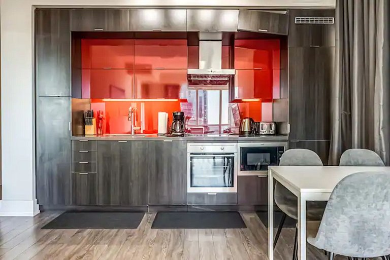 Elegant two-bedroom condo close to the CN Tower