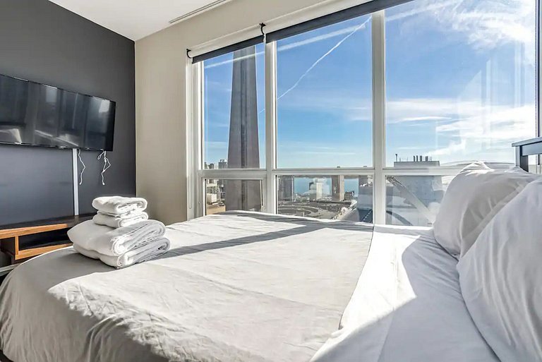 Luxe 2BR+Den Condo CN Tower