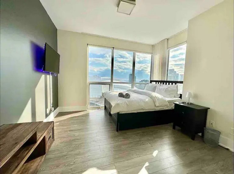 Luxe 2BR+Den Condo CN Tower