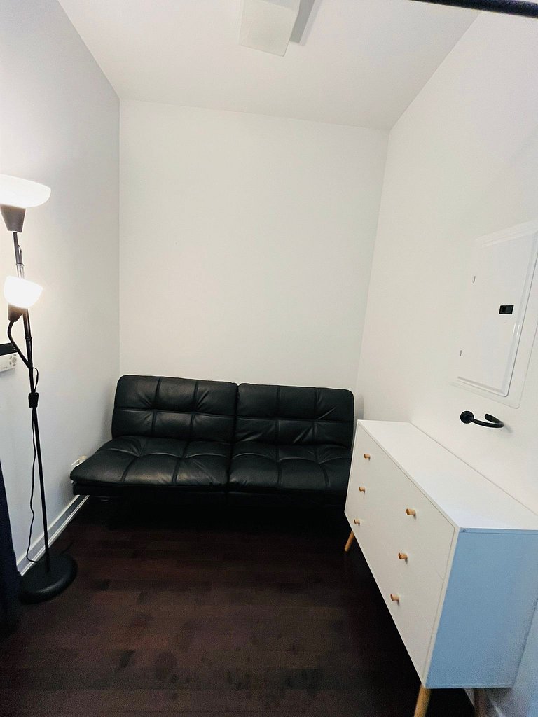 Mandy CN Tower View Luxury 2 bed +Den, 2 bath W/Pa
