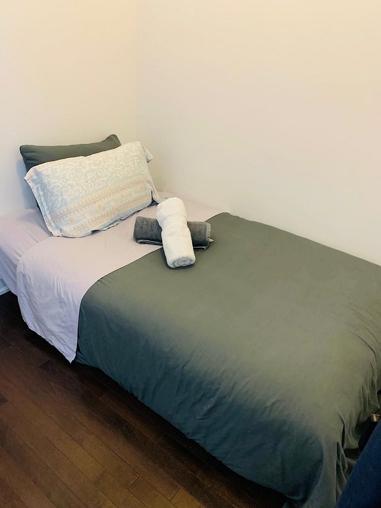 Mandy CN Tower View Luxury 2 bed +Den, 2 bath W/Pa