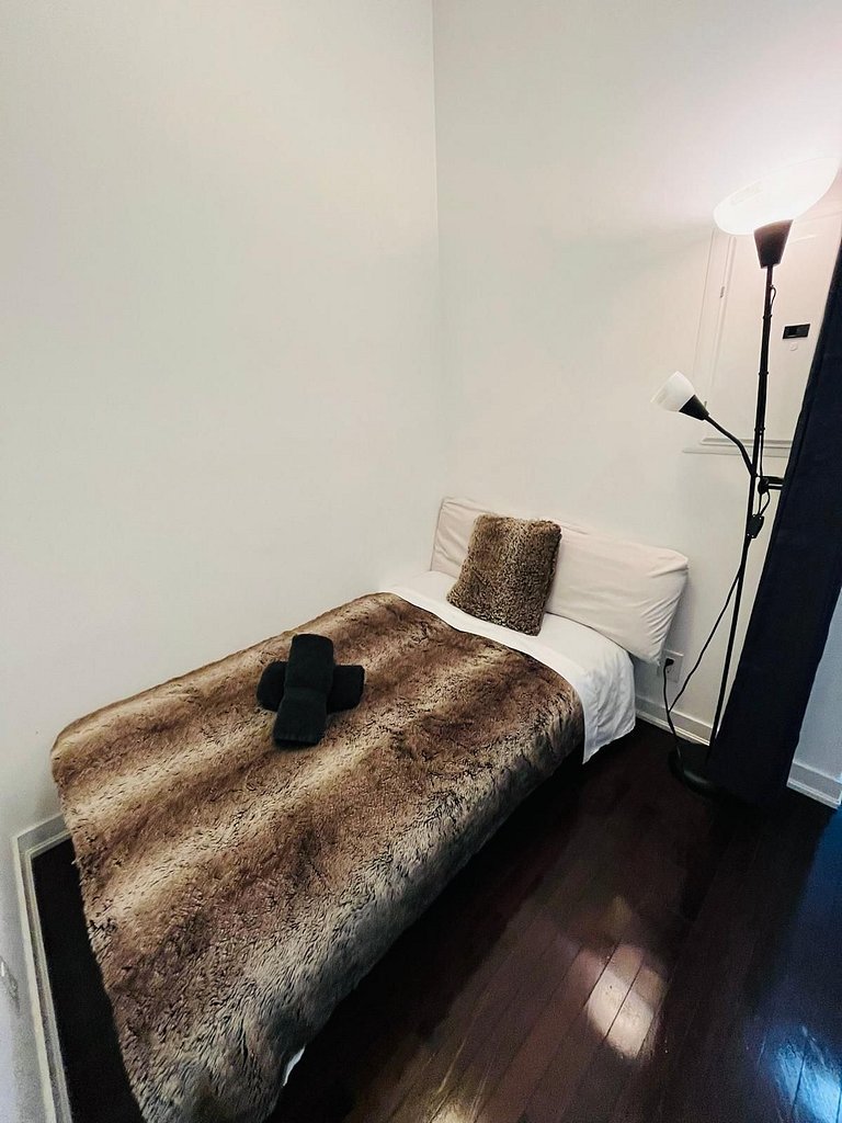 Mandy CN Tower View Luxury 2 bed +Den, 2 bath W/Pa
