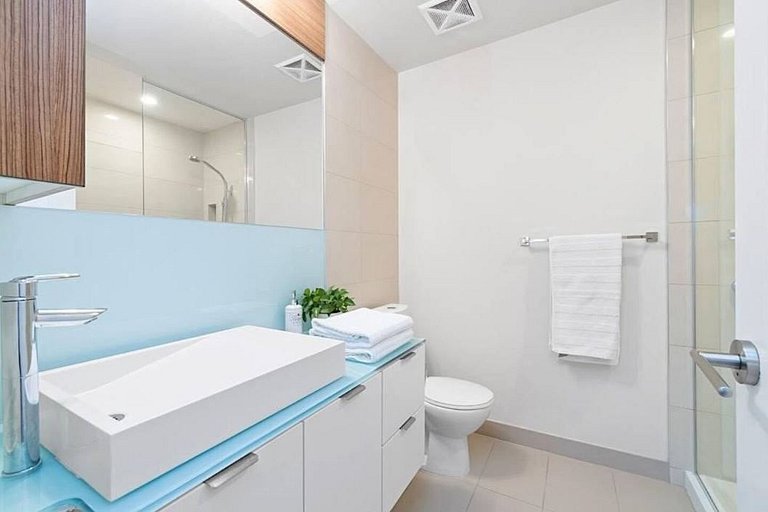 Luxe 2bed 2bath at Front Street