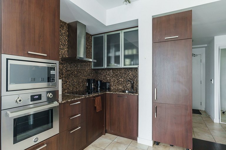 Waterfront 1 Bdr, 2bed, CN Tower, Parking 4 guests