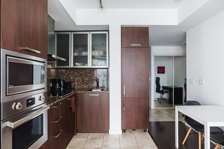 Waterfront 1 Bdr, 2bed, CN Tower, Parking 4 guests