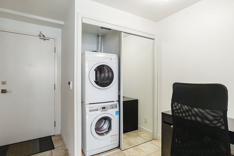 Waterfront 1 Bdr, 2bed, CN Tower, Parking 4 guests