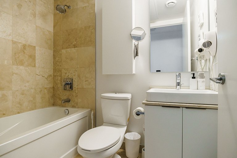 Waterfront 1 Bdr, 2bed, CN Tower, Parking 4 guests