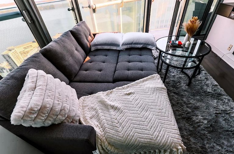 3BR Luxury Lake Views at 14 York St