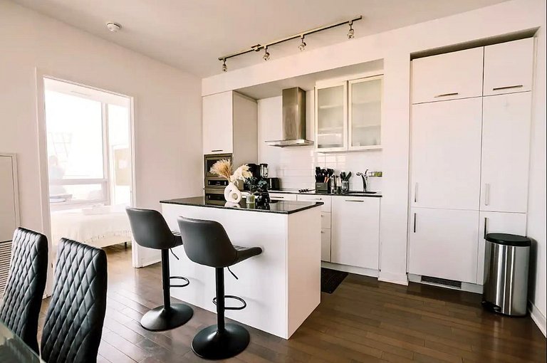 3BR Luxury Lake Views at 14 York St