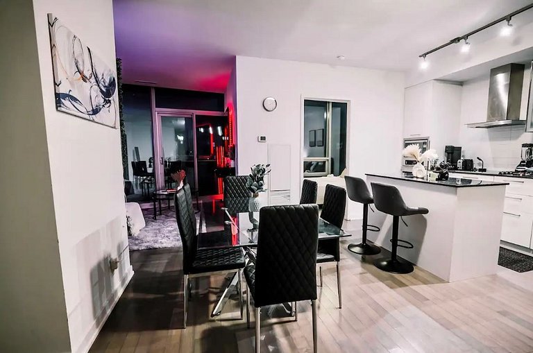 3BR Luxury Lake Views at 14 York St