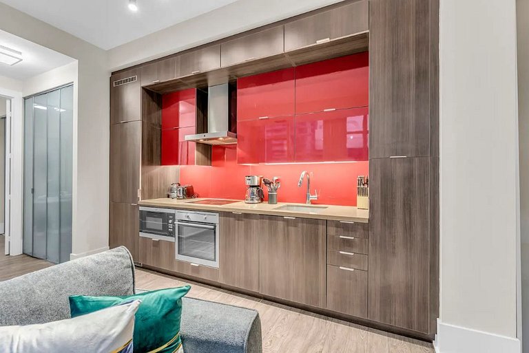 Luxe 2BR+Den Rooftop Pool Condo CN Tower/Lake View