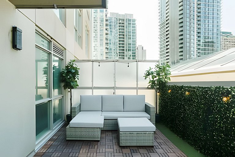 Grand Downtown 2BDR, 2 Bath Retreat with Parking