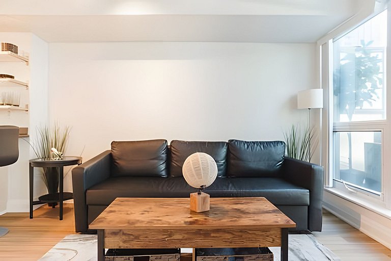 Grand Downtown 2BDR, 2 Bath Retreat with Parking