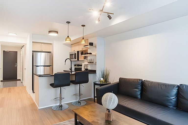 Grand Downtown 2BDR, 2 Bath Retreat with Parking