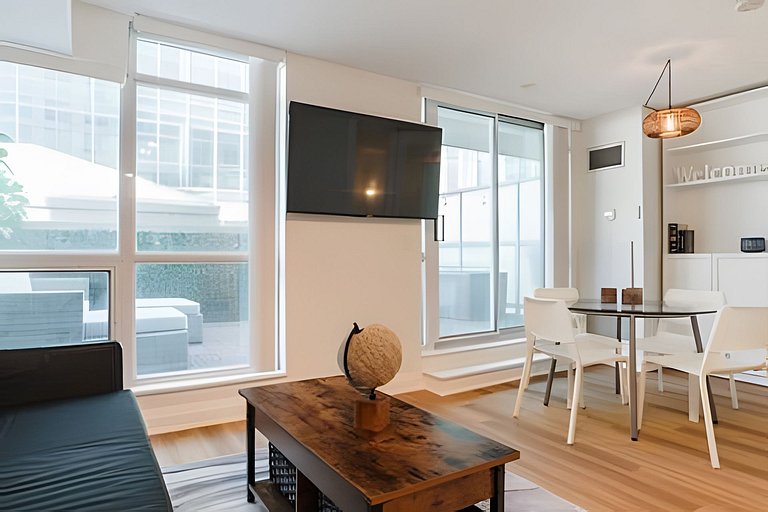 Grand Downtown 2BDR, 2 Bath Retreat with Parking