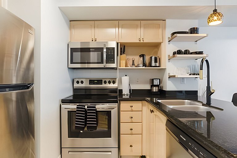 Grand Downtown 2BDR, 2 Bath Retreat with Parking