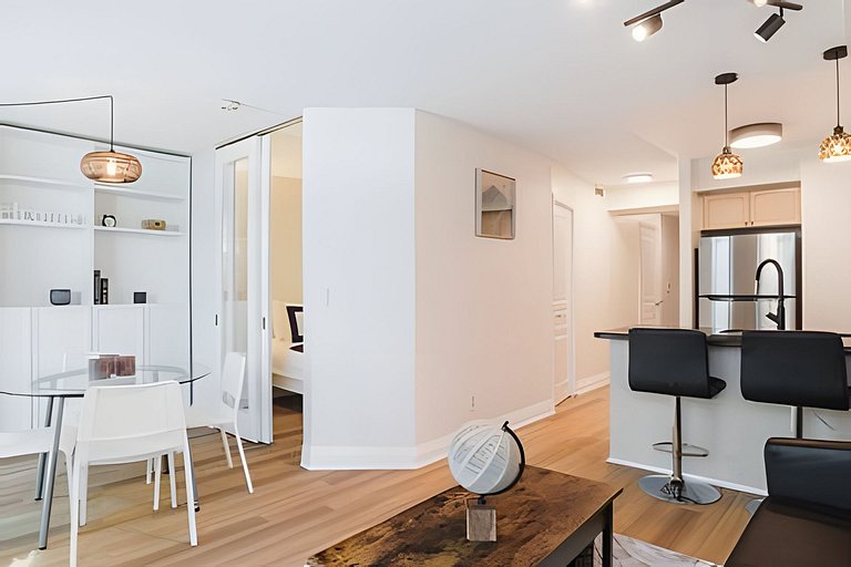Grand Downtown 2BDR, 2 Bath Retreat with Parking