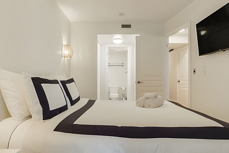 Grand Downtown 2BDR, 2 Bath Retreat with Parking