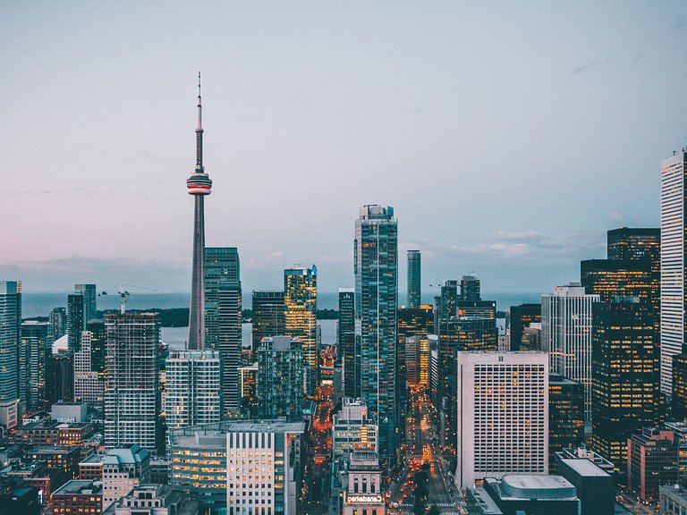 Lovely 2 bed, 2 bath Downtown Toronto W/Parking