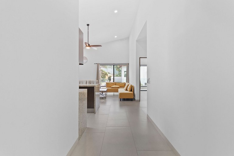 Casa Bella- 4 Bed, 3 bath, with Parking