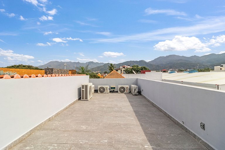 Casa Bella- 4 Bed, 3 bath, with Parking