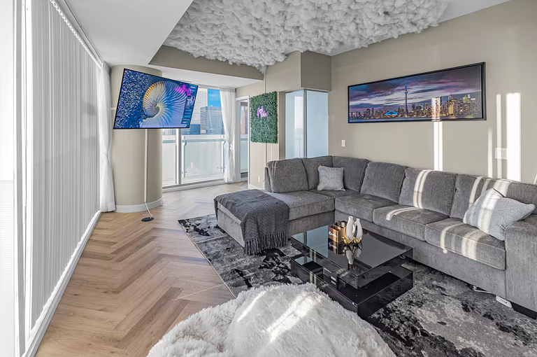 Beautiful Condo with CN Tower View