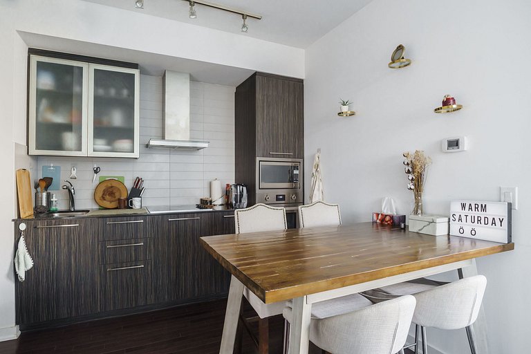 Trendy 2 bdr 2bath by the Rogers Center w/parking