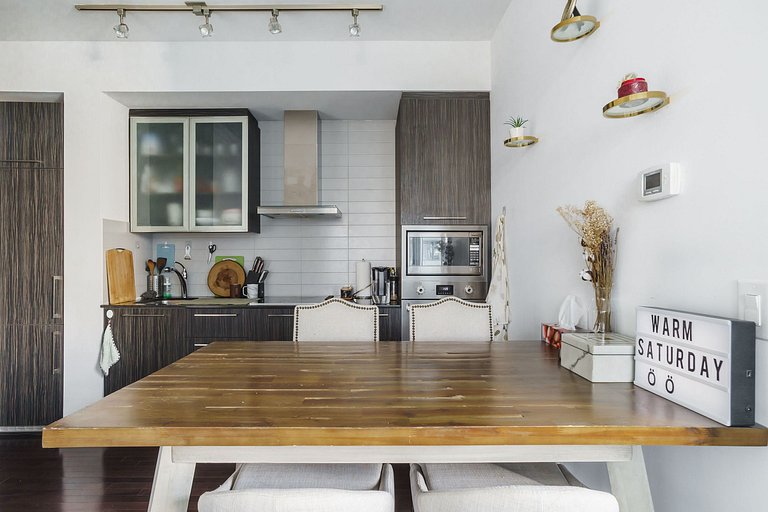 Trendy 3 bdr 2bath by the Rogers Center w/parking