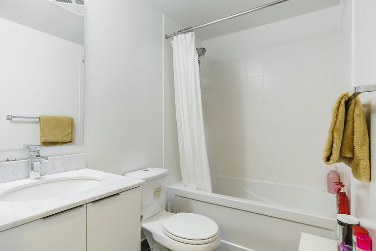 Cozy 1-bedroom+Den, 2-bathroom near Union Station