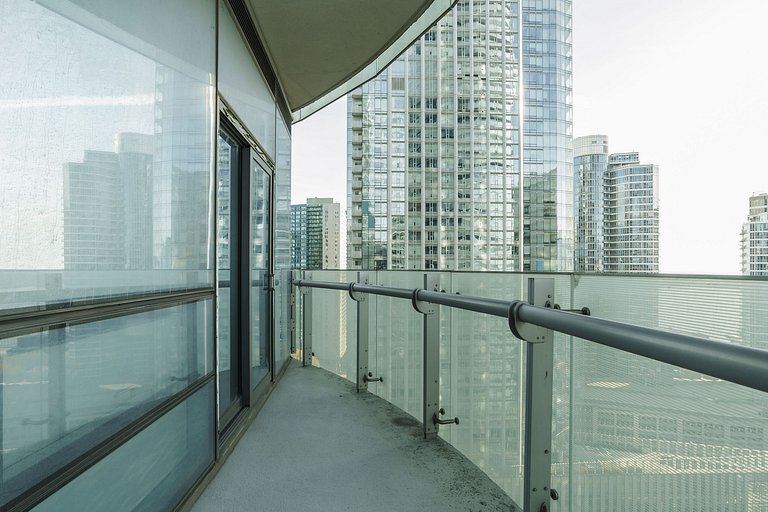 Trendy 2 bdr 2bath by the Rogers Center w/parking