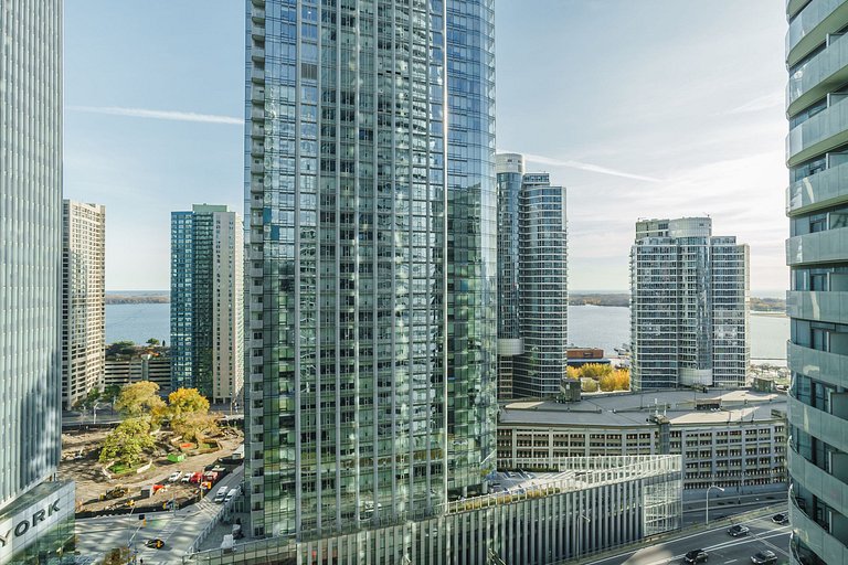 Trendy 2 bdr 2bath by the Rogers Center w/parking