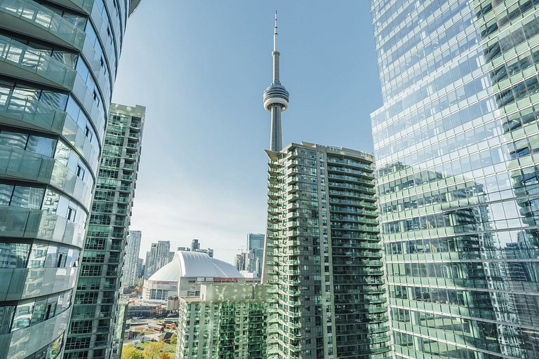 Trendy 3 bdr 2bath by the Rogers Center w/parking