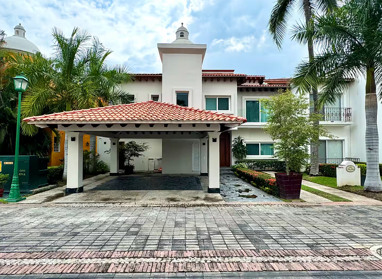 Hermosa Villa en Puerto Iguana