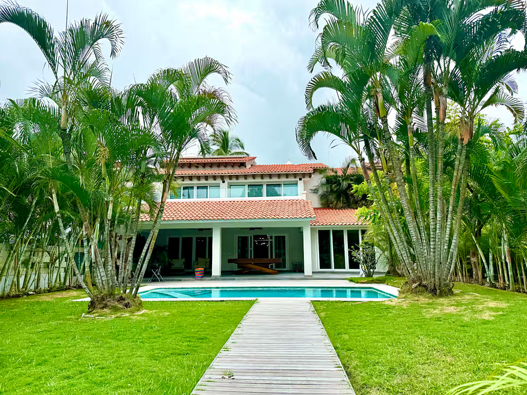 Hermosa Villa en Puerto Iguana