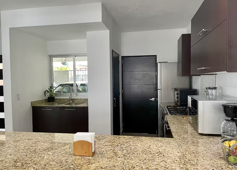 Casa Encanto - 3Bdr, 2.5bath w/Jacuzzi and Parking