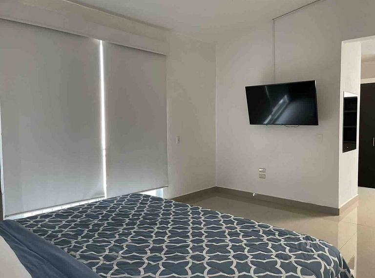 Casa Encanto - 3Bdr, 2.5bath w/Jacuzzi and Parking