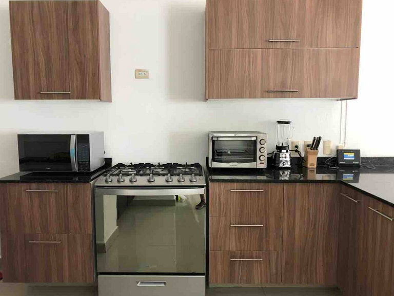 Casa Encanto - 3Bdr, 2.5bath w/Jacuzzi and Parking