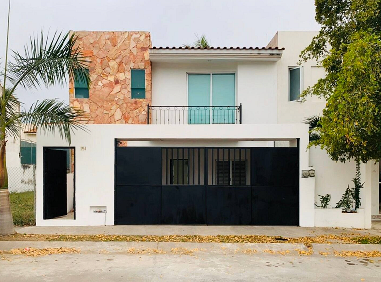 Casa Encanto - 3Bdr, 2.5bath w/Jacuzzi and Parking